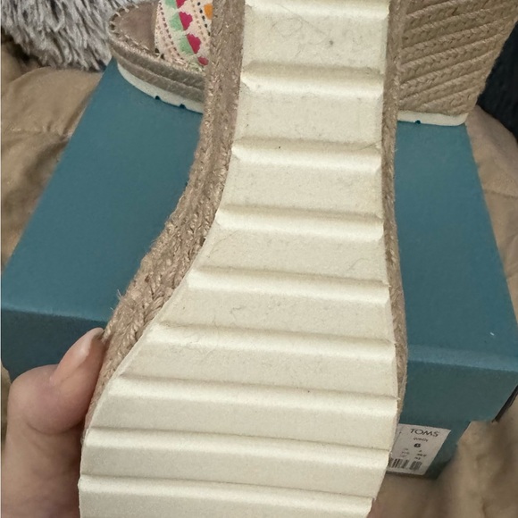 TOMS WOMENS WEDGE NWT SZ 6 MULTI COLOR. GORGEOUS - Picture 7 of 9